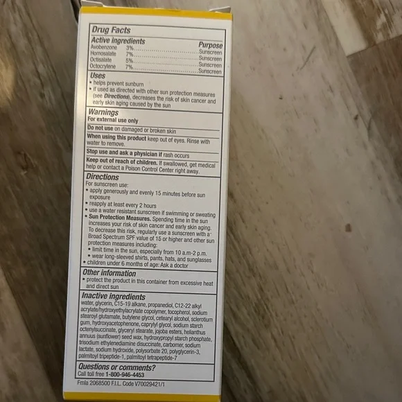 Kiehl's Better Screen UV Serum - White and Gold - Picture 5 of 5